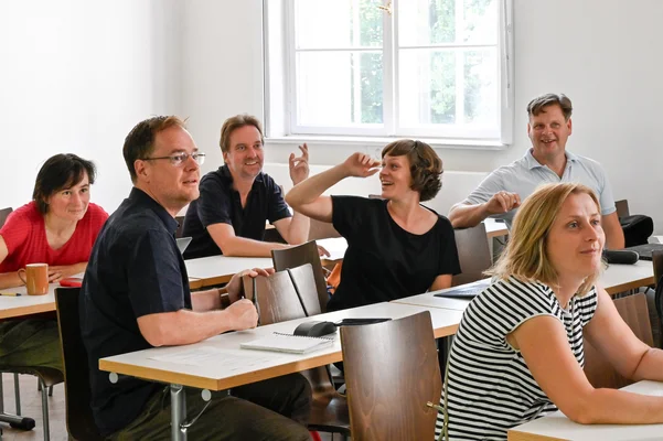Strategisches Nachhaltigkeitsmanagement Studierende des Strategischen Nachhaltigkeitsmanagements sitzen an Tischen im Seminar