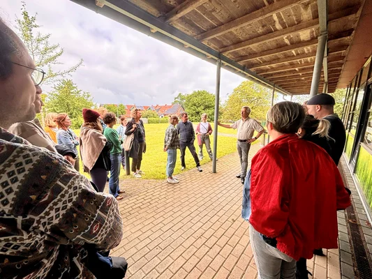 Strategisches Nachhaltigkeitsmanagement Eine Studierendengruppe sieht sich einen nachhaltigen Hof an