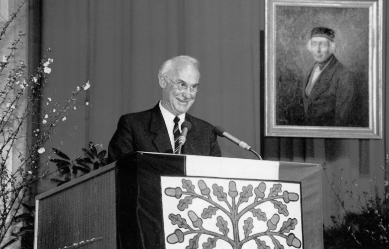 Gründungsrektor Gunther Wolff bei der Feier zur Immatrikulation der ersten Studierenden der FH Eberswalde im April 1992.
