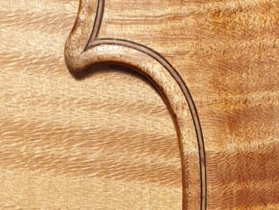 © HNEE Randverzierung einer Geige - thermisch modifizierter geriegelter Ahorn
