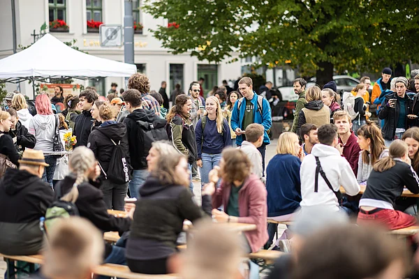 Buntes Treiben auf dem Marktplatz.