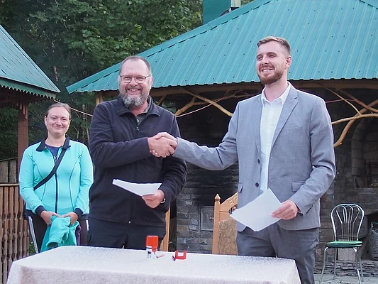 Mykola Tarasyuk (director of the CBR) and Pierre Ibisch after signing the cooperation contract 