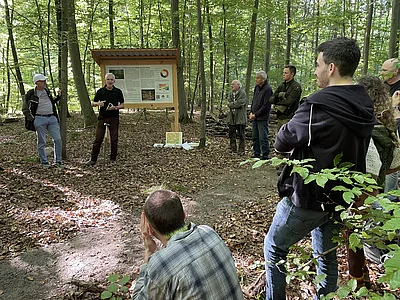 Offizielle Eröffnung des Bodenpanoramas: Prof. Dr. Winfried Riek stellt den neuen Lernort den interessierten Gästen vor.