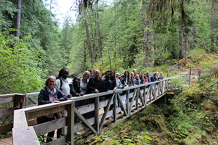 Menschen auf einer Brücke