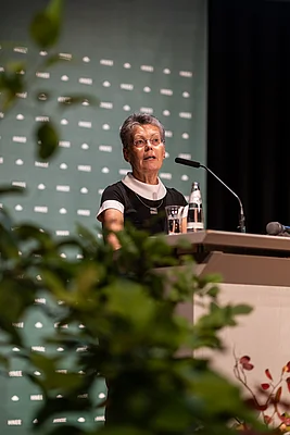 Die Vizepräsidentin für Studium und Lehre, Prof. Dr. Uta Steinhardt, begrüßt die neuen Studierenden.