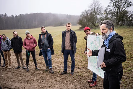 Menschen draußen stehen rum
