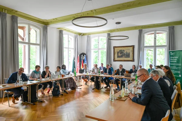 Konstituierenden Sitzung des BRI Menschen sitzen am Tisch