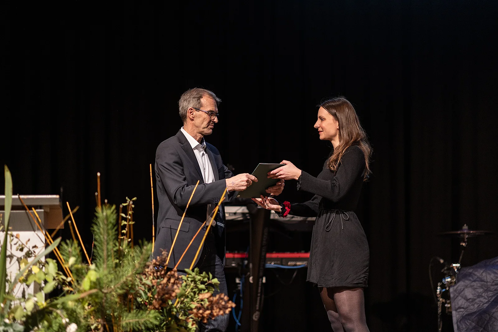 Dre Vorsitzende der Johannes-Schubert-Stiftung gratuliert der Preisträgerin.