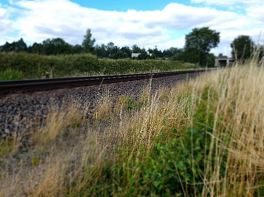 Bahngleis mit Böschung