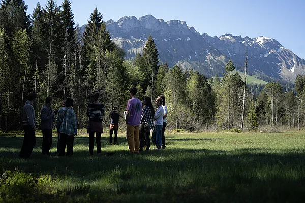 Studierendengruppe im Moor in den Alpen
