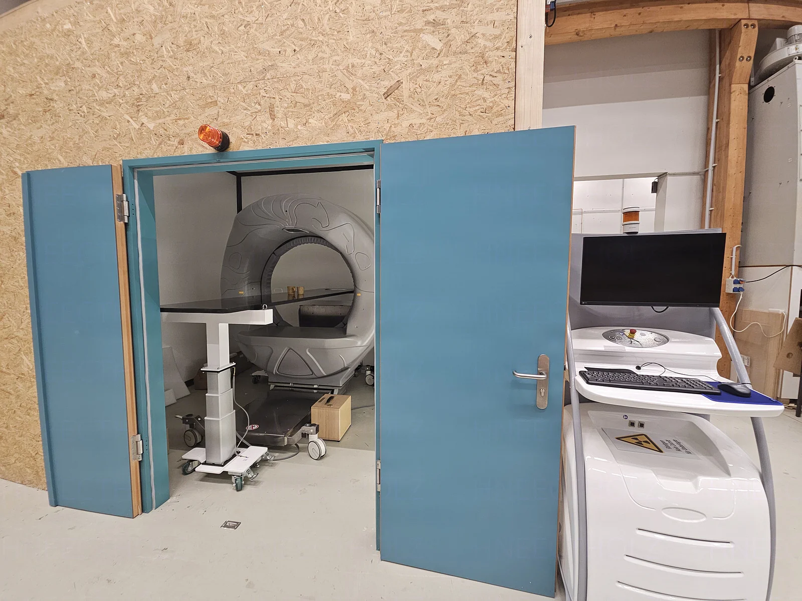 Geöffnete Strahlenschutzkabine mit Pegaso CT-System und Workstation.