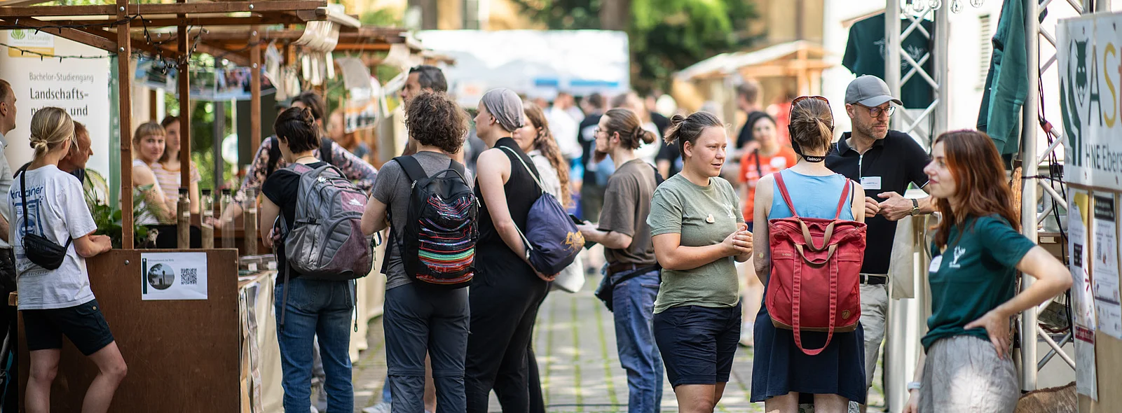 Studieninteressierte informieren sich über unser Studienangebot