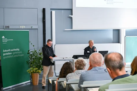 Prof. em. Heinz Nagler und Prof. Jürgen Peters stellen Eingangsthesen zur Tagung vor.