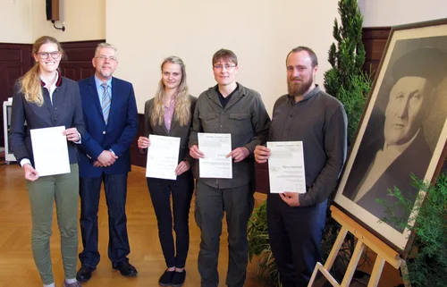Johannes-Schubert-Preisverleihung in der Aula der Hochschule für nachhaltige Entwicklung Eberswalde. Auf dem Bild zu sehen, von links nach rechts sind Prof. Dr. Andreas Linde, Vorsitzender der Jury, mit den Preisträgerinnen Kathrin Müller-Rees (Fachbereich Wald und Umwelt, SG Forest Information Technology  (M.Sc.)), Laura Rieck (Fachbereich Wald und Umwelt; SG Forstwirtschaft  (B.Sc.)), Anne Gnilke (Fachbereich Wald und Umwelt, SG Forstwirtschaft (B.Sc.)) und Marius Stapelfeldt (Fachbereich Landschaftsnutzung und Naturschutz; SG Landschaftsnutzung und Naturschutz  (B.Sc.))
