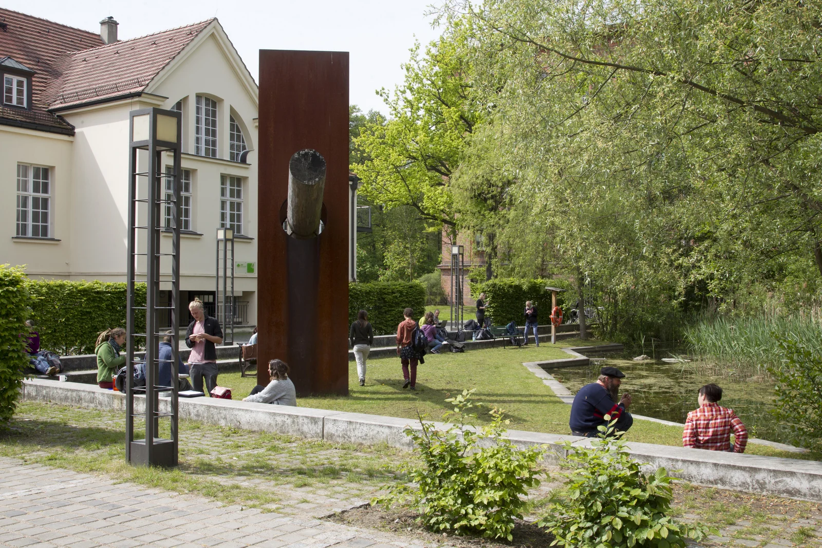 Stadtcampus Skulptur Der Innenhof des Stadtcampus der HNEE mit Skulptur und mehreren Studierenden