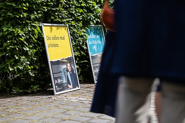 Poster an der Hecke
