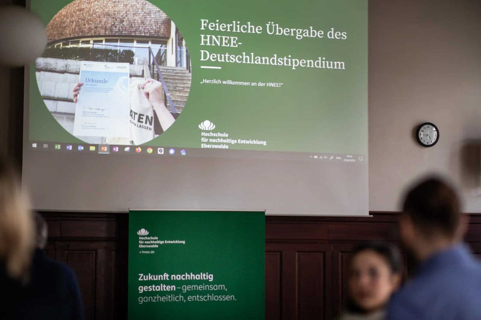 Vergabe der Deutschlandstipendien Auf einer Leinwand erscheint die Startfolie der Präsentation zur vergabe der Deutschlandstipendien an der HNE Eberswalde.