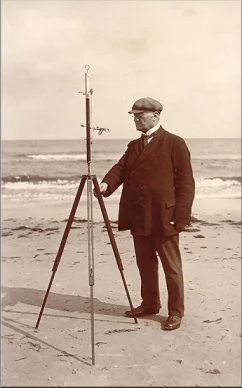 Prof. Dr. Johannes Schubert bei einer Messung am Strand