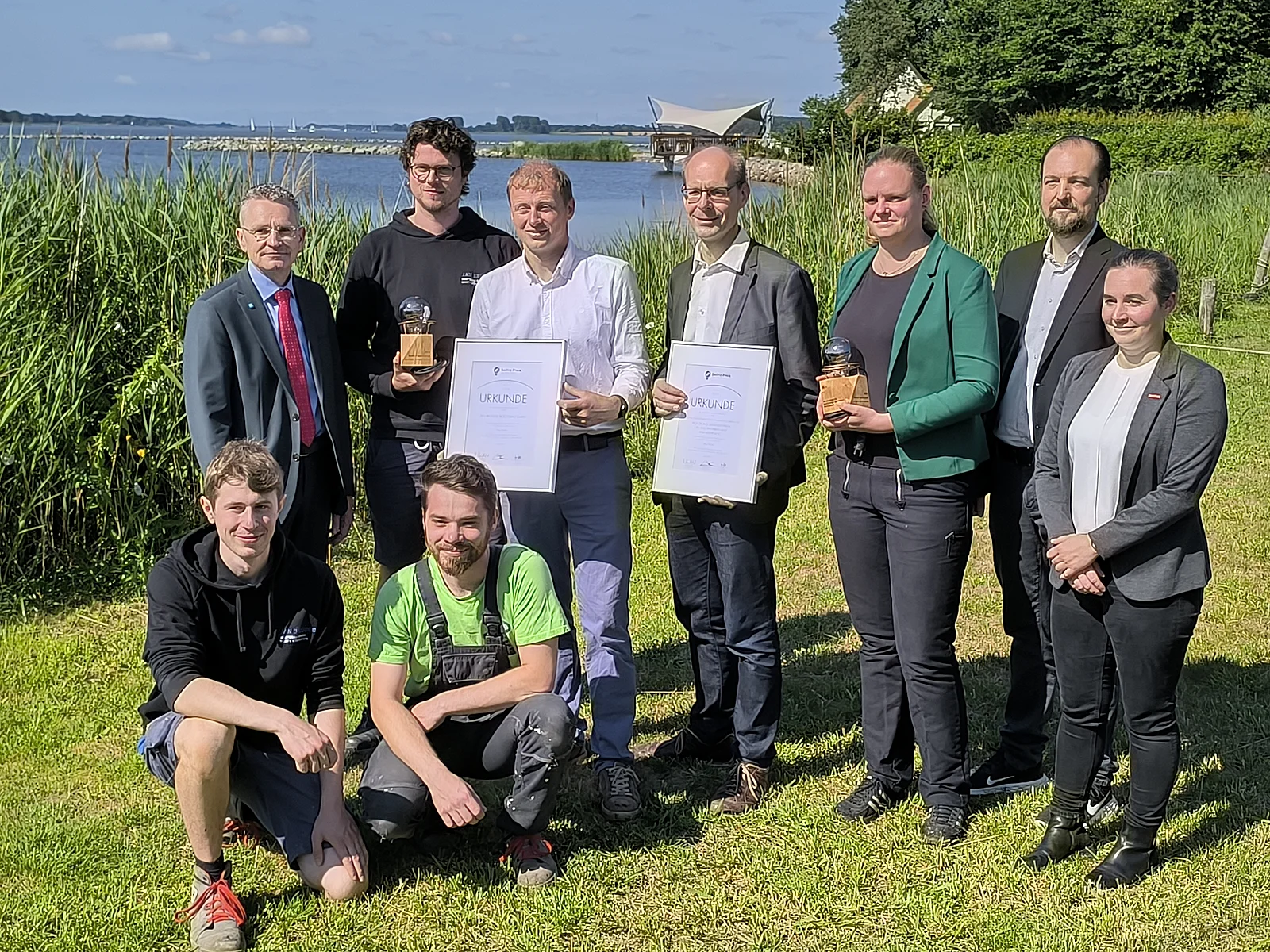Preisübergabe mit Vertretern von Jan Brügge Bootsbau und HNEE