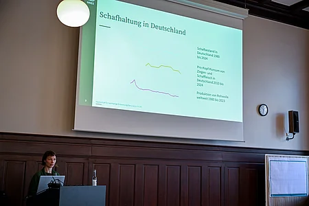 Anne Wiedemann spricht zu Schafhaltung in Deutschland