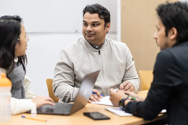 Internationale Studierende im Deutschkurs bei der Gruppenarbeit
