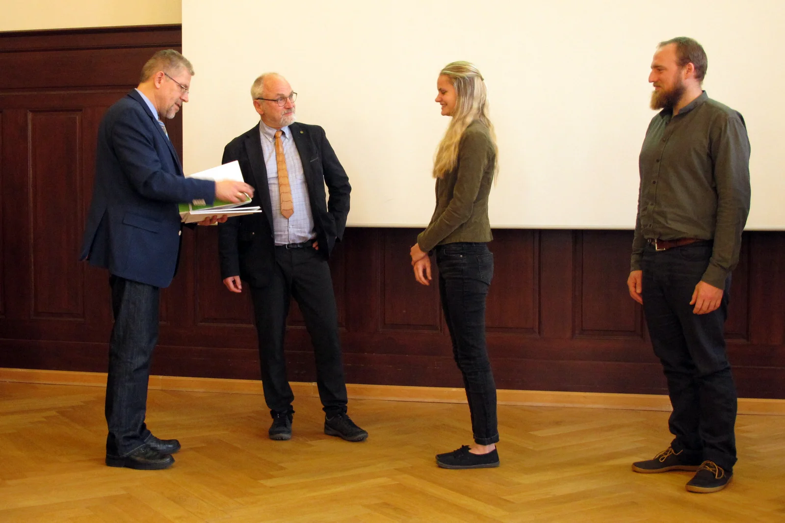  Aula der Hochschule für nachhaltige Entwicklung Eberswalde; Johannes-Schubert-Preisverleihung; Preisübergabe mit (von links) Prof. Dr. Andreas Linde (Vorsitzender der Jury), Präsident Prof. Dr. Wilhelm-Günther Vahrson und den Preisträgern Laura Rieck (FB Wald und Umwelt; SG Forstwirtschaft  (B.Sc.)) und Marius Stapelfeldt (FB Landschaftsnutzung und Naturschutz; SG Landschaftsnutzung und Naturschutz  (B.Sc.))