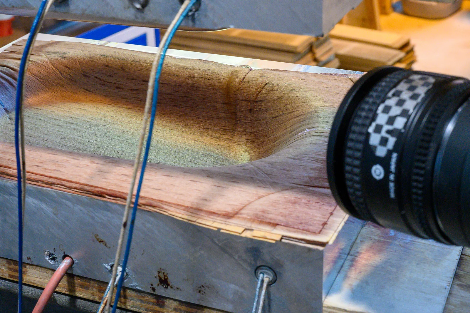 Ein Stück Holz wird geformt, während Messungen vorgenommen werden.