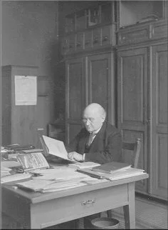 Prof. Dr. Johannes Schubert bei der Arbeit am Schreibtisch