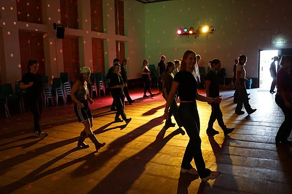 Menschen tanzen bei einem Tanzworkshop