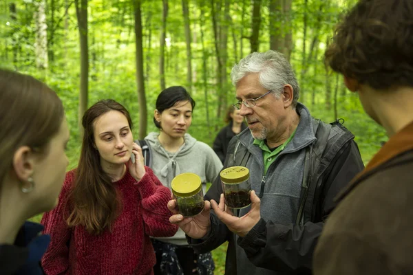 Datenaufnahme auf Versuchsflächen mit Prof. Dr. Linde Datenaufnahme auf Versuchsflächen mit Prof. Dr. Linde