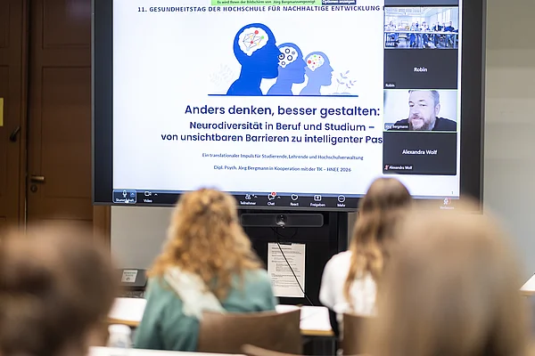 Menschen sitzen vor einem Bildschirm