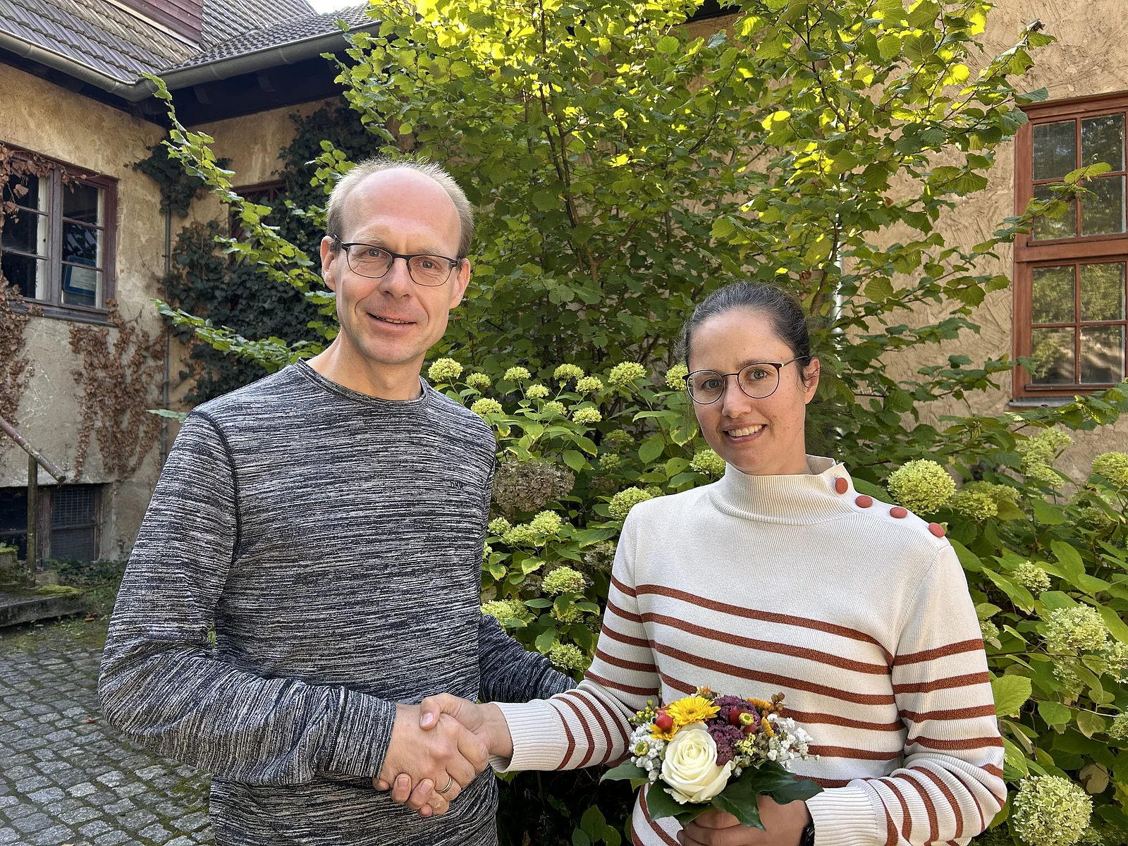 Wechsel im Vizepräsidium für Forschung und Transfer Prof.in Dr. Eva-Maria Saliu mit Prof. Dr.-Ing. Alexander Pfriem