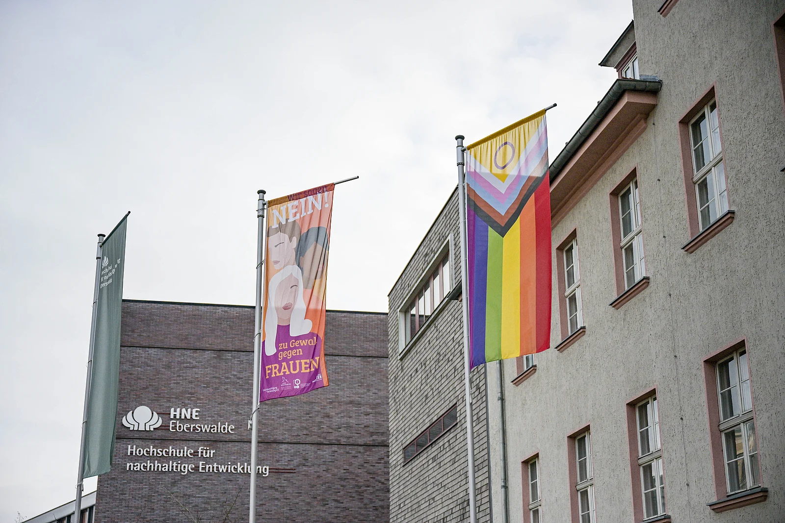 Fahnenhissen am internationalen Tag gegen Gewalt an Frauen