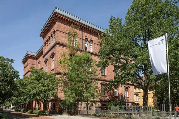 New forestry academy ("Neue Forstakademie") on the HNEE city campus In der Neuen Forstakademie auf dem Stadtcampus der HNEE befindet sich ein Teil der Hochschulverwaltung sowie einige Hörsäle und Seminarräume.