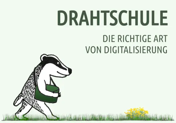 Drahtschule, Maskottchen und Claim Abgebildet ist ein gezeichneter Dachs mit Umhängetasche der nach rechts über eine Wiese läuft. Im oberen rechten Bildbereich ist der Claim „Drahtschule- die richtige Art von Digitalisierung“ zu lesen