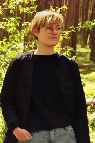 Anna Warnow eine Studentin im Wald