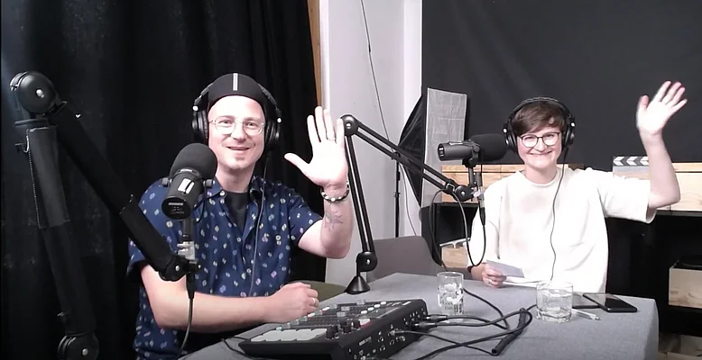 Zwei Podcast Hosts winken