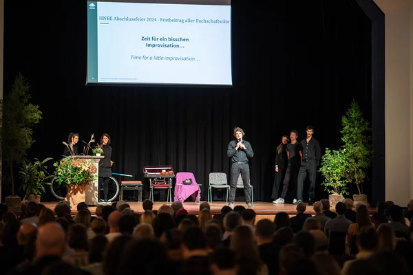 Abschlussfeier 2024 Das Improtheater unterhält das Publikum.