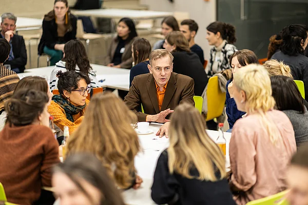 Menschen im World Café