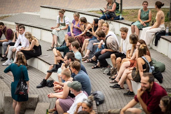 Event on the Forest Campus Viele Menschen sitzen feierlich gekleidet auf den Stufen eines Amphitheaters