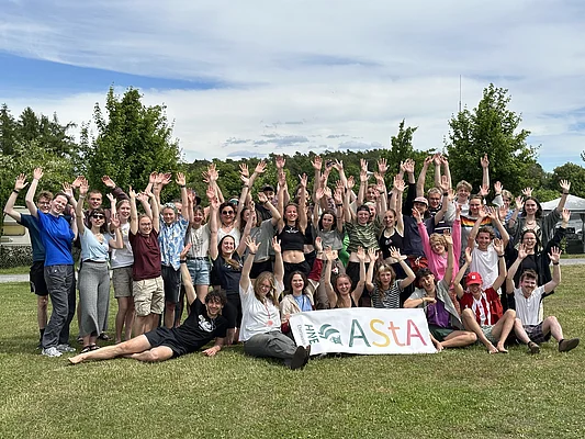Gruppenbild der Organisator*innen und Teilnehmenden
