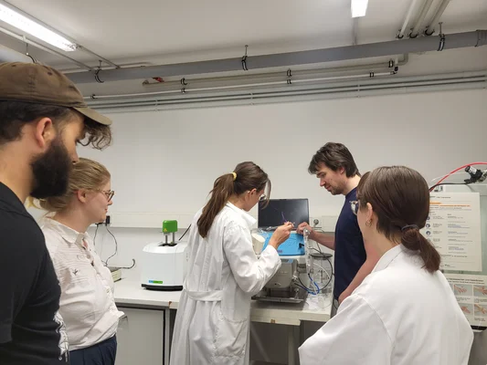 Arbeit am DoughLab zur Mehlcharakterisierung Studierende sind im Labor