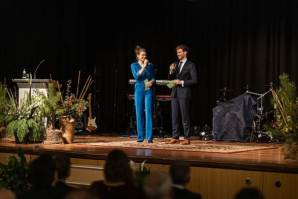 Menschen auf der Bühne