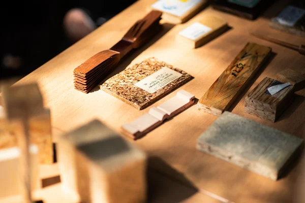 verschiedene Holzarten und Holzwerkstoffe sind auf einer Unterlage