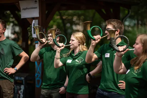 Hochschulinformationstag 2024 Jagdhornbläser und -bläserinnen spielen auf.