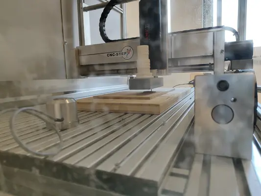 Close-up of a portal milling machine Nahaufnahme einer Portalfräsmaschine inkl. Hausung beim Einsatz.