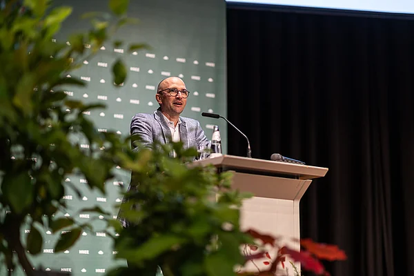 Der Präsident Prof. Dr. Matthias Barth begrüßt die neuen Studierenden.