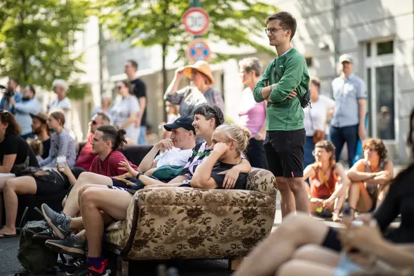 Hochschulinformationstag 2024 Publikum sitzt auf Sofas vor der Bühne
