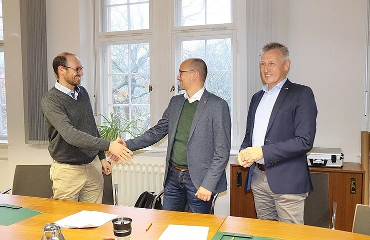 Drei Vertreter schütteln Hände