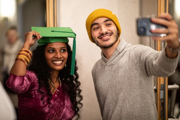 Abschlussfeier 2024 Internationale Studierende machen Selfies